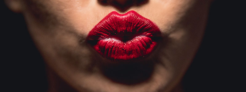 Labios pintados de rojo